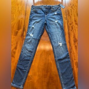 Hollister mid-rise super skinny 30w 32l. Never before worn new with tags.